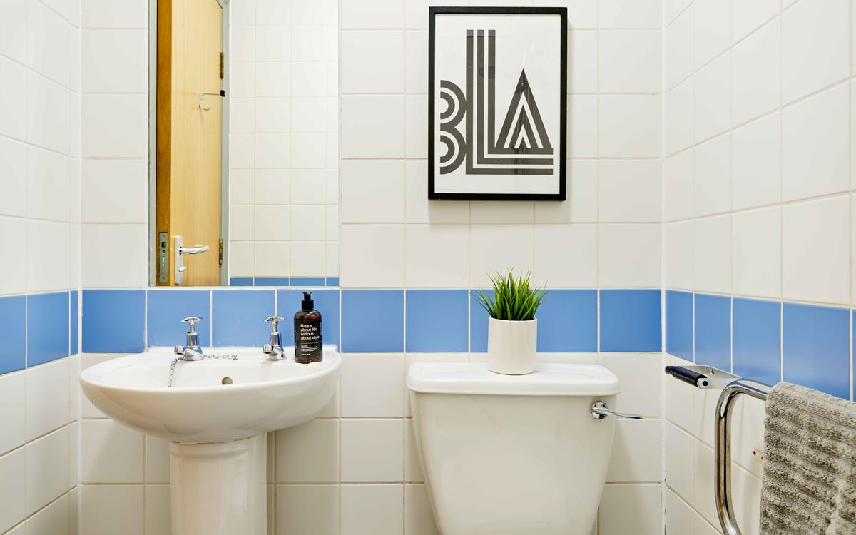 Huddersfield student accommodation shared bathroom